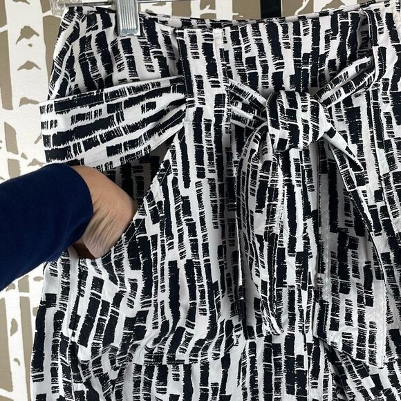 Lightweight Belted Printed Shorts 6 - Picture 3 of 12